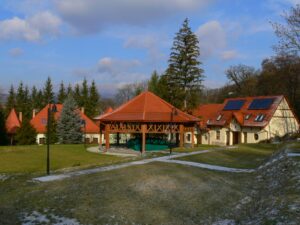 8 fős szoba- közös zuhanyzóval