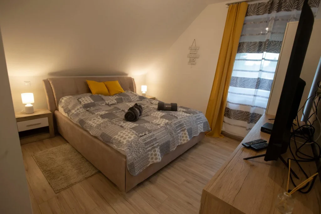Tulipán szoba  + étkezős nappali – kihúzható kanapéval- 4 főre