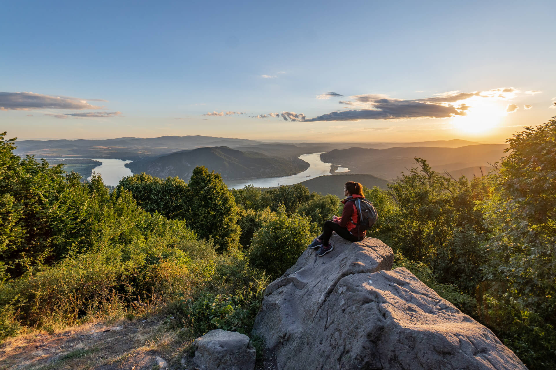 Túrázó lány a Prédikálószéken, dunakanyari panorámával