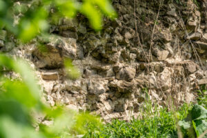 Damásdi vár helye dombon, egykori 12. századi vár maradványai Zebegény közelében