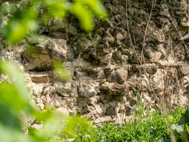 Damásdi vár helye dombon, egykori 12. századi vár maradványai Zebegény közelében